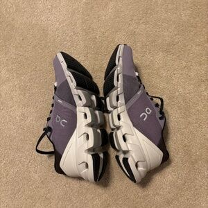 ON Cloudflyer 4 in Shark/Pearl size 8